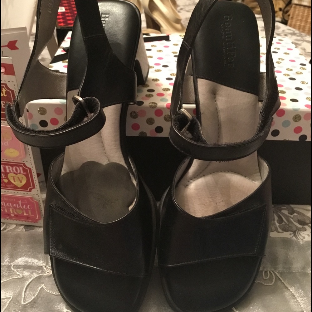 BEAUTI-FEEL BLACK LEATHER ADJUSTABLE SANDALS👀🌸👠